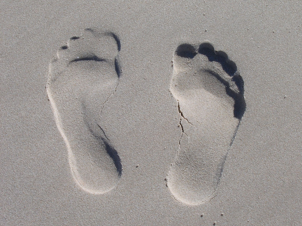 voetafdrukken in het zand